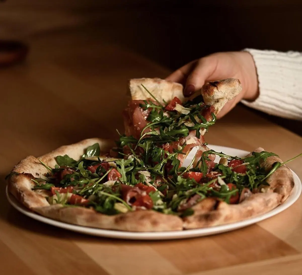 Pizza with prosciutto and rocket